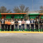 Samuel García y Mariana Rodríguez entregan nuevos parabuses y unidades de transporte en Nuevo León