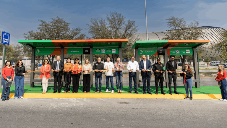 Samuel García y Mariana Rodríguez entregan nuevos parabuses y unidades de transporte en Nuevo León