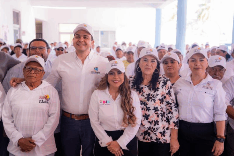 Pescadores de Chelem transforman su comunidad con el programa “Pintemos Juntos”