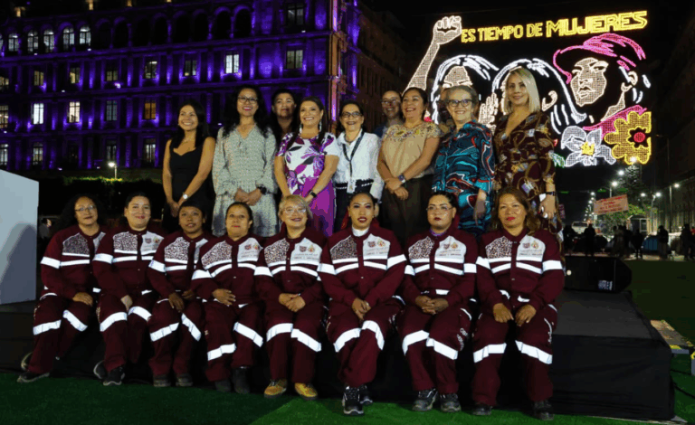 Clara Brugada enciende mosaicos luminosos en el Zócalo para reconocer la lucha de las mujeres