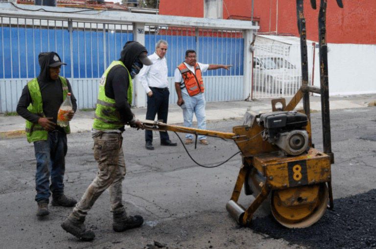 Pepe Chedraui supervisa trabajos del programa “Bacheando Puebla” en Jardines de San Manuel