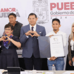 Gobernador Armenta reconoce a “El Tigre” Arellano y le otorga beca universitaria