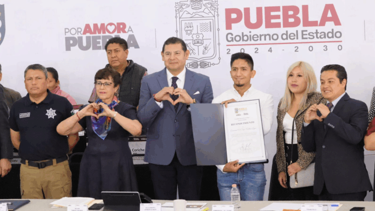 Gobernador Armenta reconoce a “El Tigre” Arellano y le otorga beca universitaria