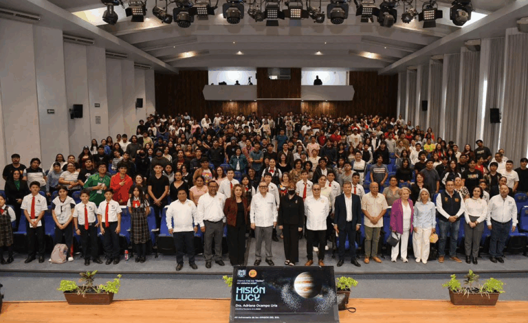 Científica de la NASA imparte conferencia sobre la Misión LUCY en la UNACH