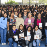 Entregan dispositivos “Mujer Segura” a estudiantes de Berriozábal para reforzar su protección