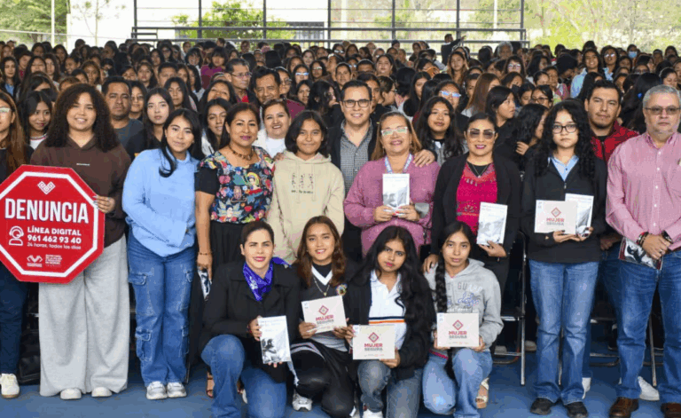 Entregan dispositivos “Mujer Segura” a estudiantes de Berriozábal para reforzar su protección