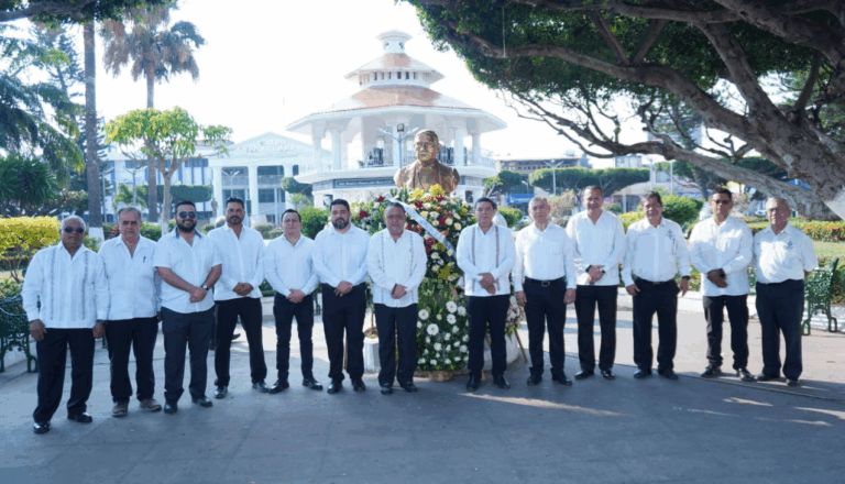 Villaflores honra a Benito Juárez en su 220 aniversario con acto cívico