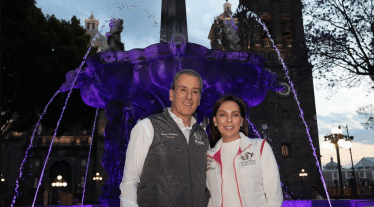 Iluminan fuentes de Puebla en violeta para visibilizar la lucha por la igualdad