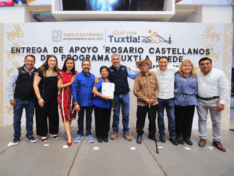 Entregan becas “Rosario Castellanos” en Tuxtla como impulso a la educación