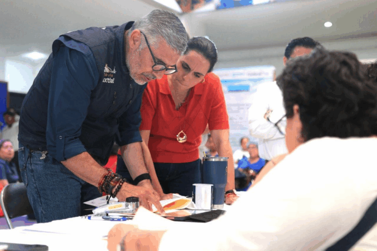 Concluye de madrugada Ángel Torres el Lunes del Pueblo atendiendo a las y los tuxtlecos