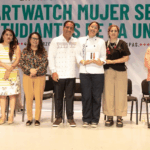 Entrega Eduardo Ramírez dispositivos del Programa Mujer Segura a estudiantes de la Unicach