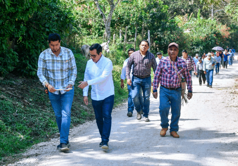 Jorge Acero realiza recorrido de trabajo en la comunidad Efraín A. Gutiérrez