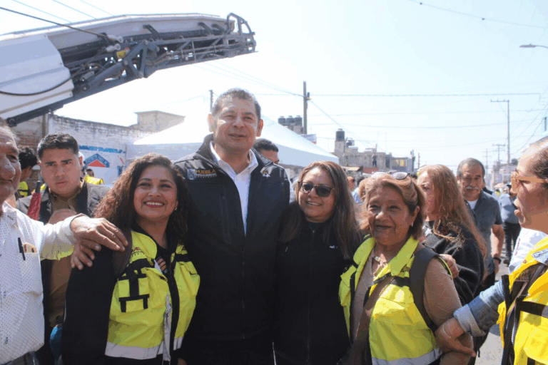 Infraestructura fortalece participación ciudadana con 418 comités en obras viales en Puebla