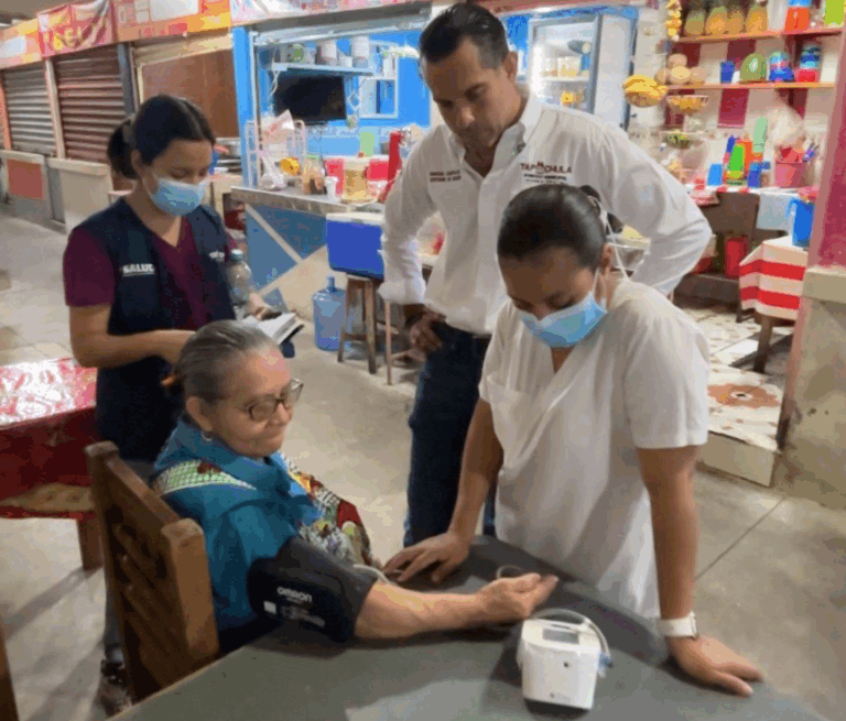 Locatarios del mercado San Juan reciben jornada de vacunación en Tapachula