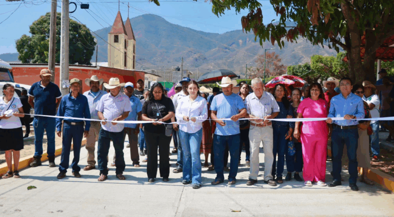 Valeria Rosales inaugura calle en Nuevo México y fortalece infraestructura en Villaflores