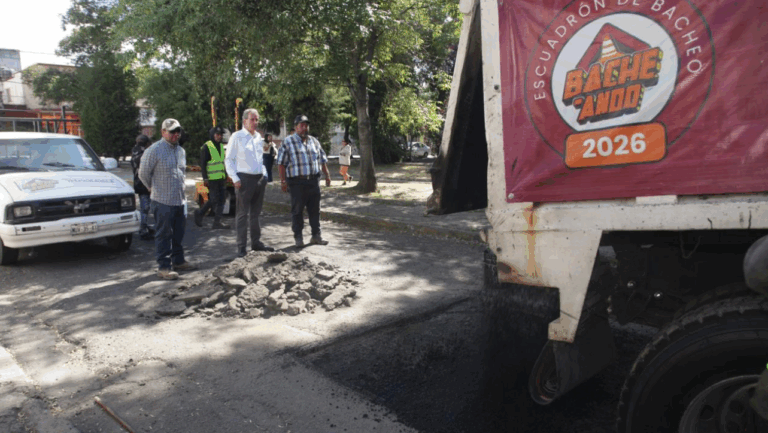 Pepe Chedraui supervisa trabajos de bacheo en El Carmen para mejorar vialidades