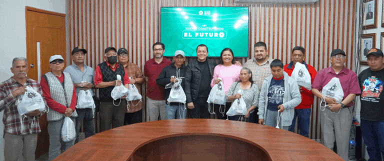 Gobierno de Texmelucan apoya a boleros con entrega de kits de trabajo