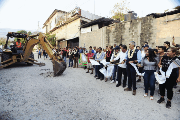 Junto a vecinas y vecinos, Ángel Torres da banderazo a obra en Las Casitas