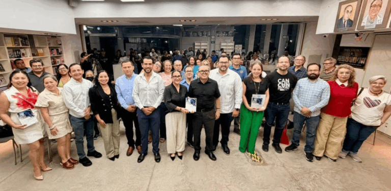 Presentan en la UNACH obra sobre inteligencia artificial y educación superior