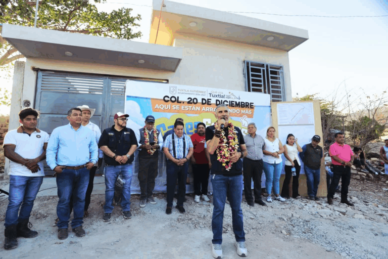 Ángel Torres da banderazo a más de 300 metros lineales de pavimentación en la colonia 20 de Diciembre