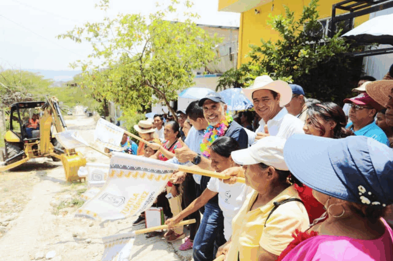 Ángel Torres da banderazo de inicio a la pavimentación de la calle Jalisco en Las Granjas