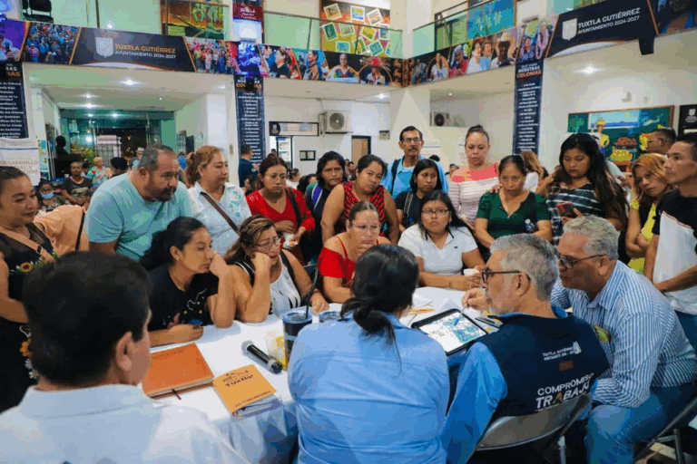 Ángel Torres concluyó de madrugada atención a tuxtlecas y tuxtlecos en Lunes del Pueblo