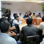 Yamil Melgar sostiene mesa de trabajo con habitantes del ejido Chanjalé en Tapachula