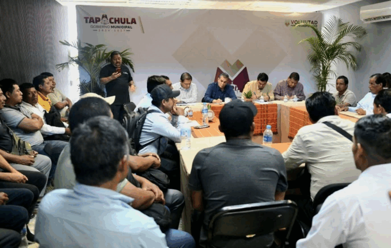 Yamil Melgar sostiene mesa de trabajo con habitantes del ejido Chanjalé en Tapachula