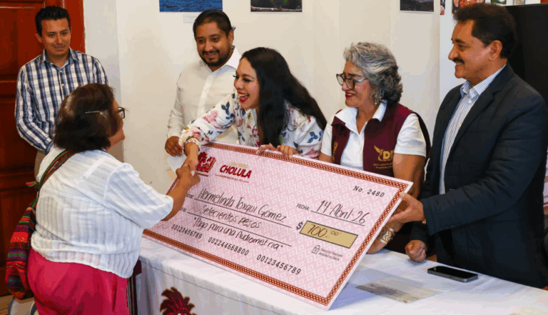 Cholula entrega apoyos económicos a adultos mayores para estudios auditivos