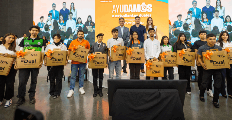 Nuevo León fortalece educación dual con entrega de 2 mil computadoras y nueva ley en puerta