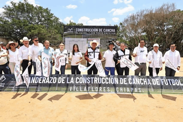 Inician construcción de cancha de fútbol 7 en preparatoria de Villaflores
