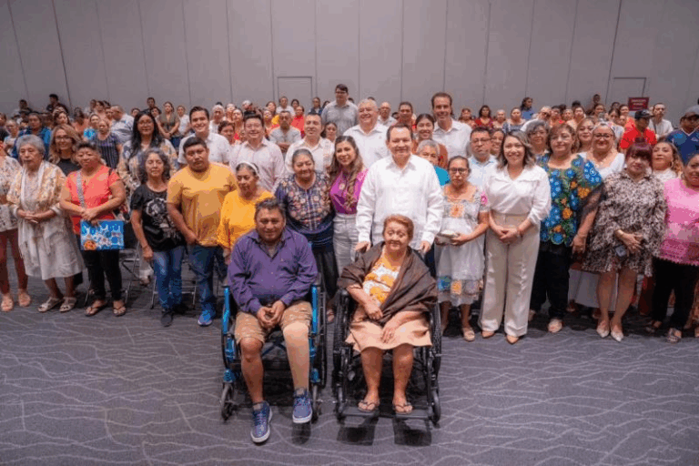 Joaquín Díaz Mena entrega más de 300 apoyos que mejoran la calidad de vida en Yucatán