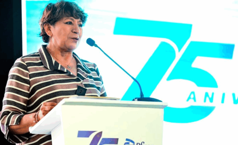 Delfina Gómez reconoce a Pfizer por 75 años en México y destaca su impacto en Toluca