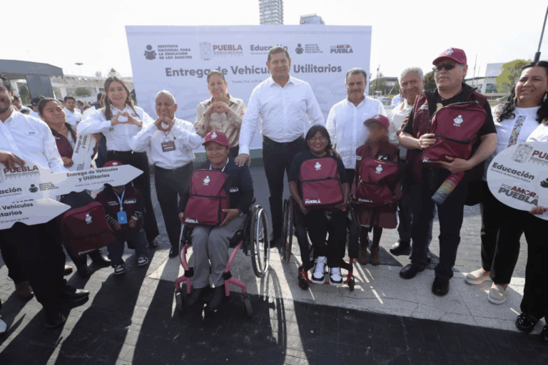 Puebla refuerza alfabetización con entrega de vehículos y material didáctico