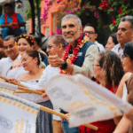Ángel Torres inicia una calle más en beneficio de las familias de la Albania Baja
