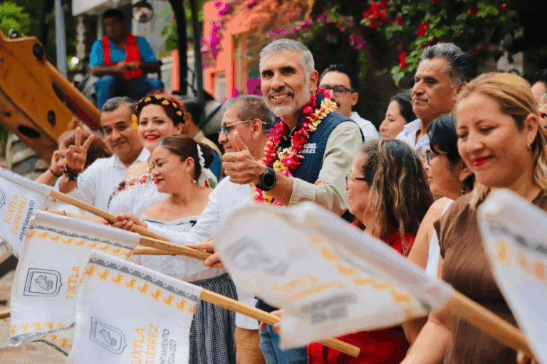 Ángel Torres inicia una calle más en beneficio de las familias de la Albania Baja