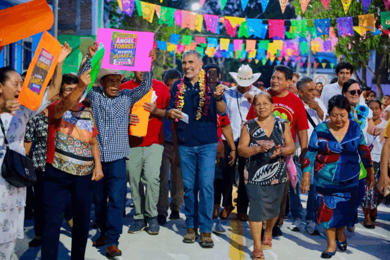 Angel Torres cumple un compromiso en la Belisario Domínguez, con una obra más del programa Calles Felices