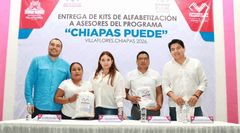 Villaflores impulsa alfabetización con entrega de kits a asesores del programa Chiapas Puede