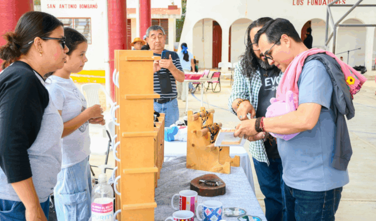 Jorge Acero recorre tianguis de San Antonio Bombanó y respalda economía local