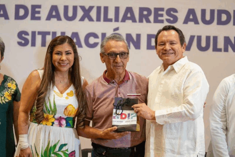 Gobierno de Yucatán entrega más de 200 auxiliares auditivos a población vulnerable