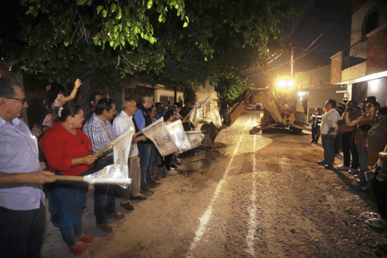 Inicia Ángel Torres una calle más en el Fraccionamiento La Salle