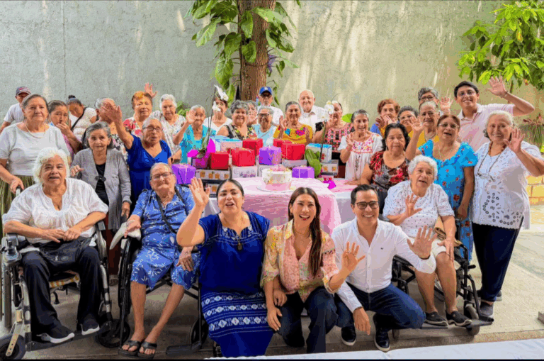 Celebran a madres y abuelitas de Casa de Día Hilos de Plata en Berriozábal