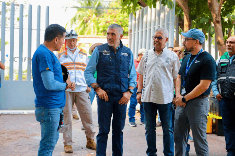 Ángel Torres atiende embovedado en Las Palmas
