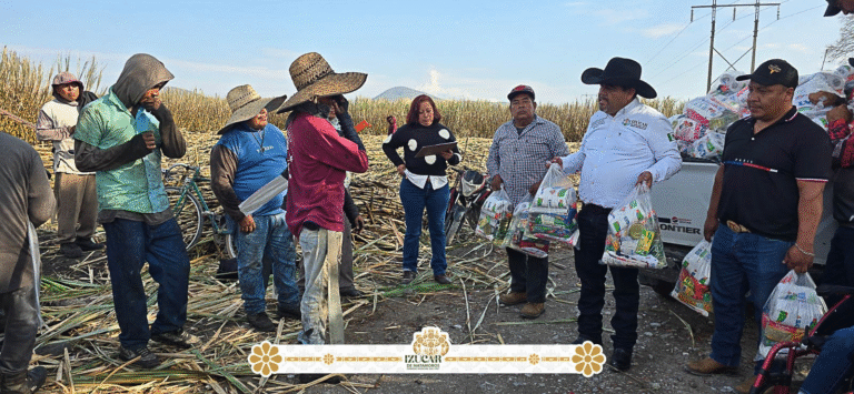 Gobierno de Izúcar entrega apoyos a trabajadores cañeros de Santa María Tatetla