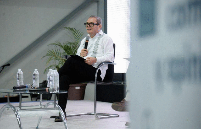 UNACH abre debate sobre inteligencia artificial, democracia “opinión pública