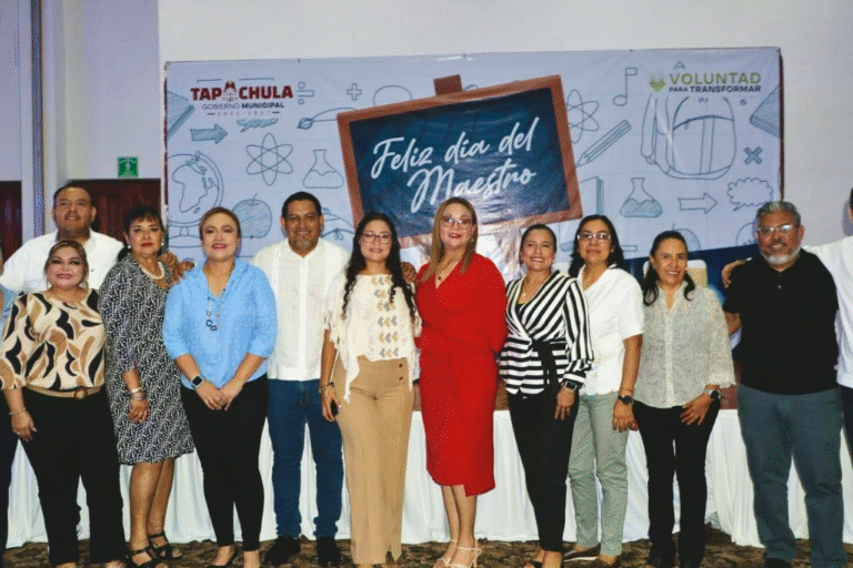 Tapachula rinde homenaje a docentes en emotiva celebración del Día del Maestro