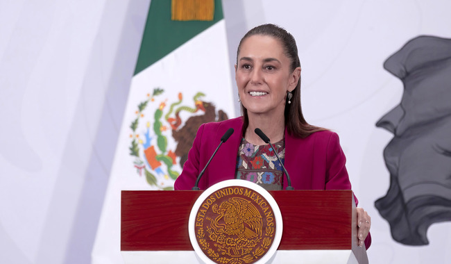 Claudia Sheinbaum presenta el prototipo de Olinia, el minivehículo eléctrico mexicano de bajo costo