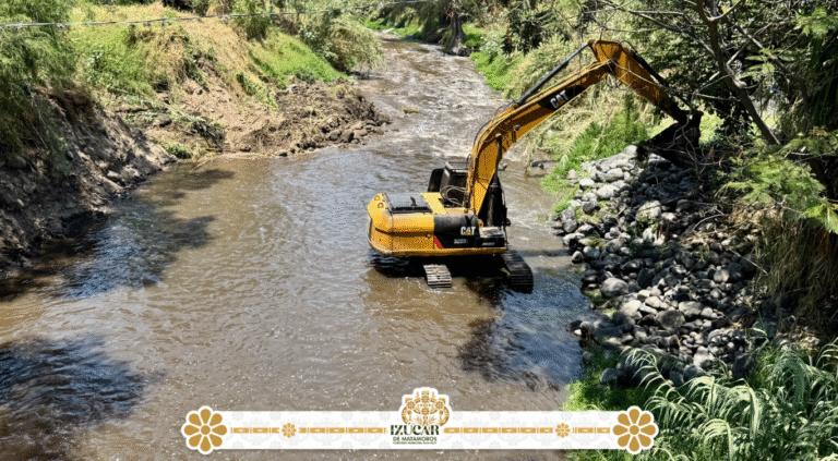 Gobierno de Izúcar refuerza acciones preventivas con desazolve del río Nexapa