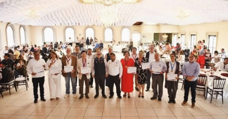 UNACH reconoce trayectoria de docentes con más de 25 años de servicio