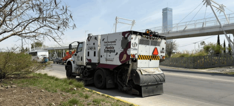Puebla refuerza limpieza urbana con barredoras mecánicas en operación permanente